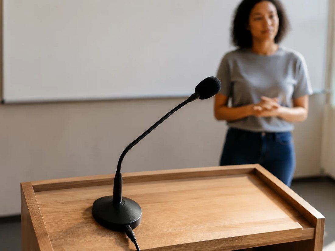 Tampo de mesa visto de cima com um esquema de argumento traçado a lápis